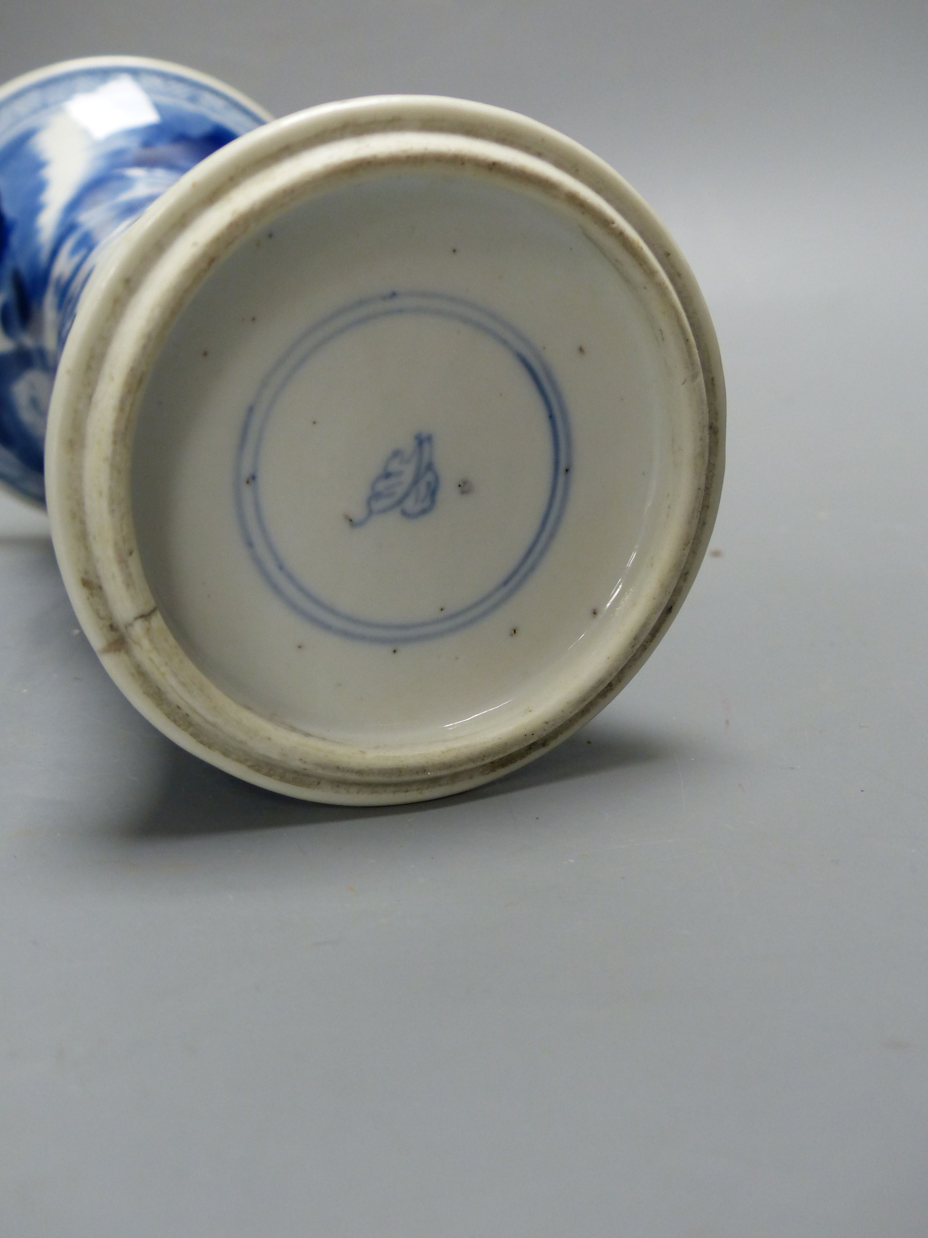 A Chinese blue and white beaker vase, Kangxi period, height 20cm